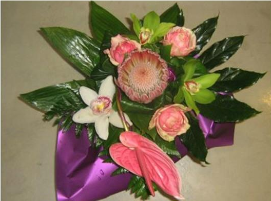 Bouquet rond camaïeu rose fleurs exotiques et autres fleurs