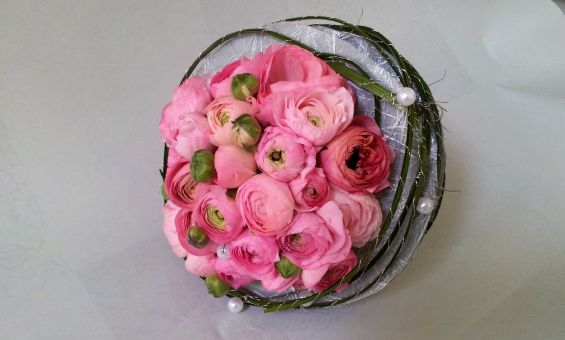 Bouquet de mariée rond avec renoncules A partir de 40€
