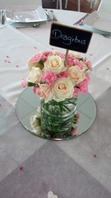 Centre de table romantique dans vase en verre