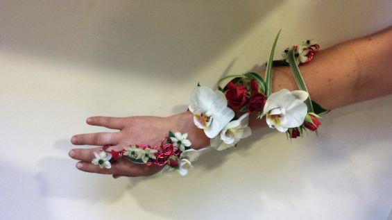 Bouquet de mariée contour du bras