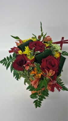 Bouquet rond tons rouge orange et jaune avec structure triangulaire