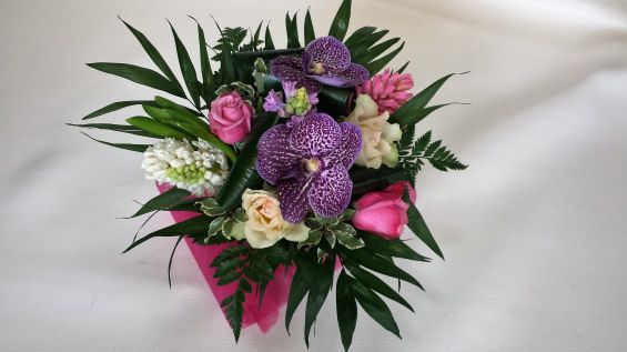 Bouquet rond camaïeu rose , blanc et violet 