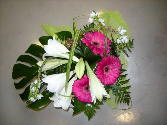 Bouquet rond camaïeu rose vif et blanc avec travail de feuillage