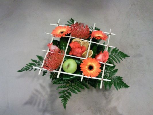 Bouquet  carré couleur acidulée travaillé avec fruits ,fleurs et décoration